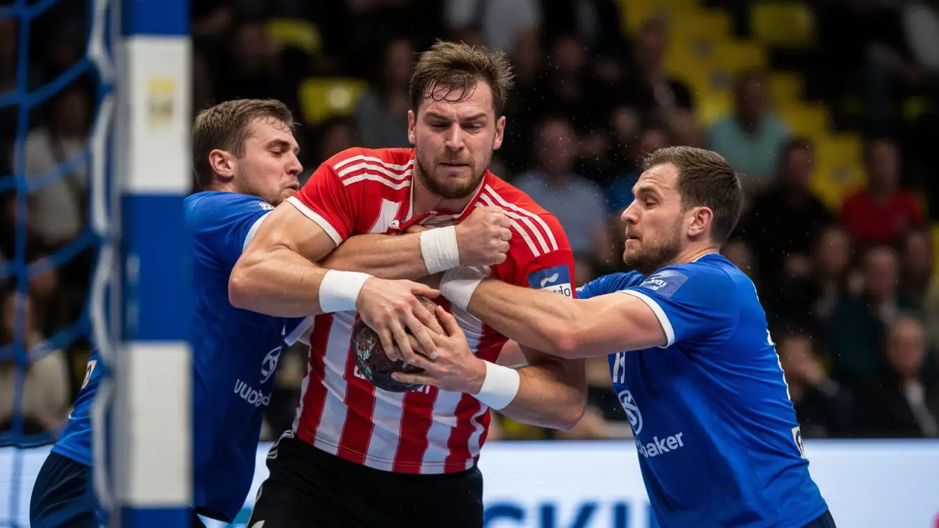 Simon Hald i fysisk duel på stregen under en håndboldkamp